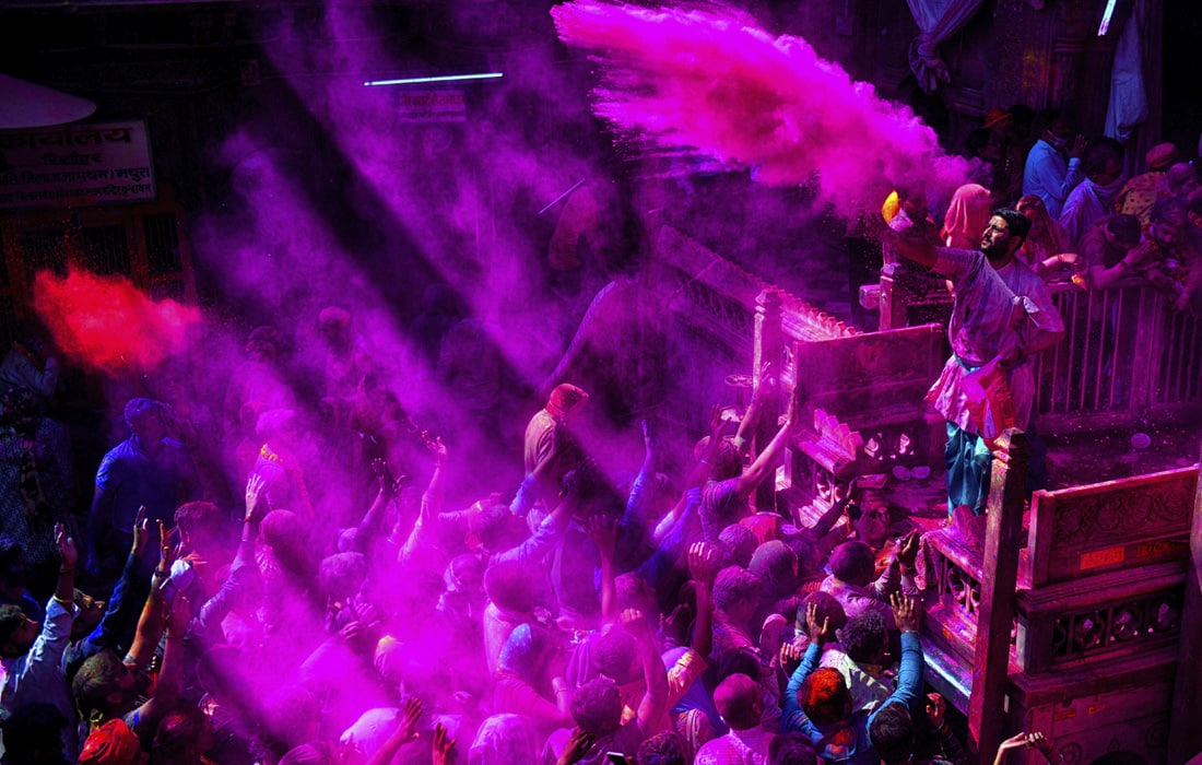 Hindistonning Vrindavan shahridagi Holi ranglar festivali.