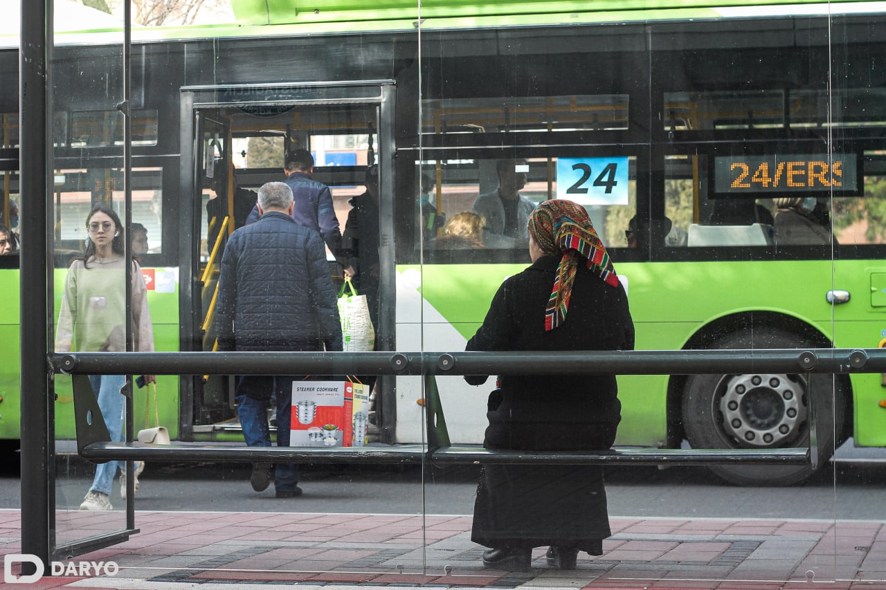 Mirzo Ulug‘bek tumani Mustaqillik shohko‘chasining “Darxon” bekatida avtobus kutib turgan ayol.