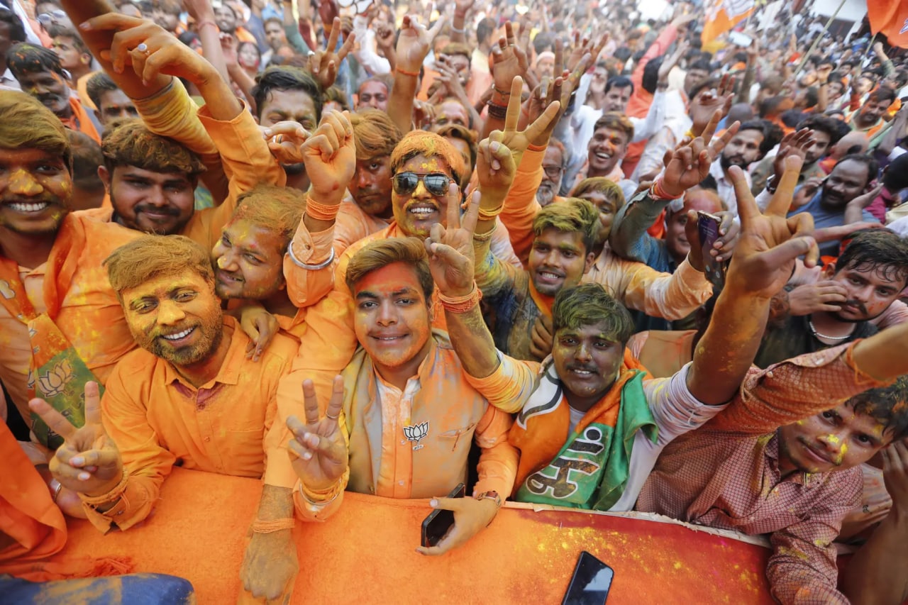 Hindistonning BJP tarafdorlari Uttar-Pradesh shtat saylovlarida partiyaning dastlabki g‘alabasini nishonlamoqda.