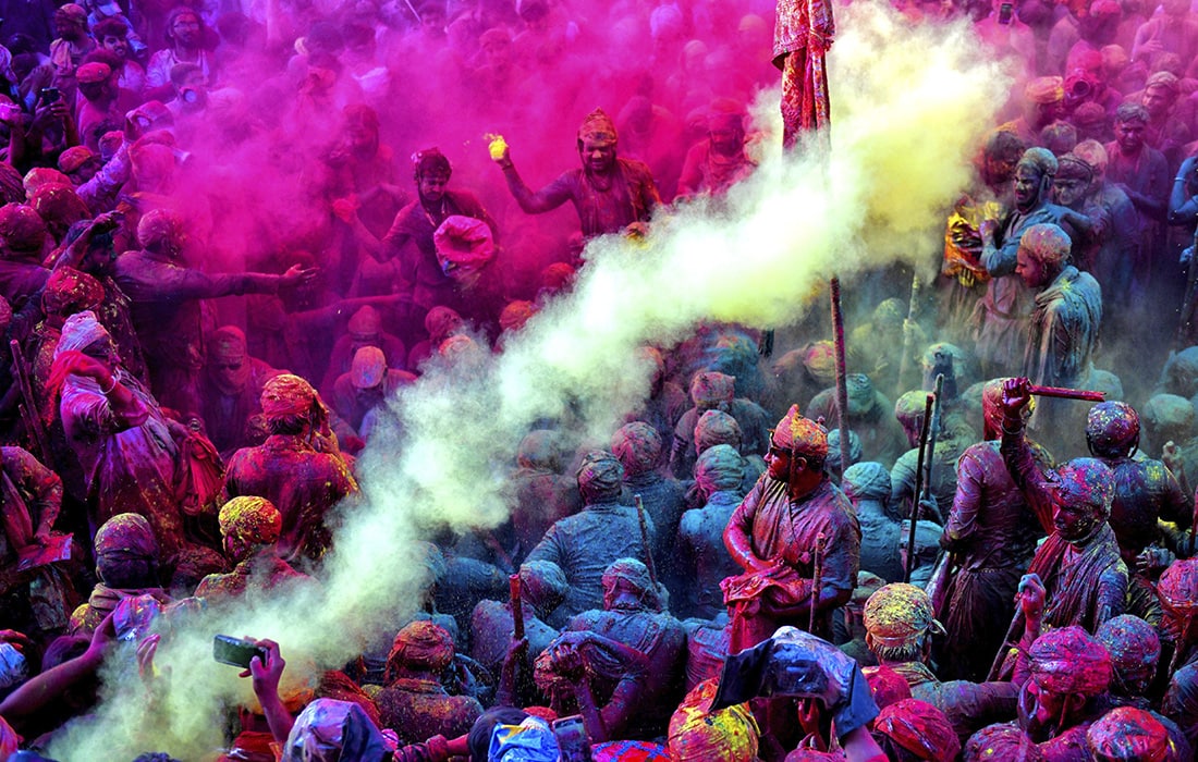 Hindistonda Holi ranglar festivali nishonlandi. Festival bahor fasli kelgani munosabati bilan o‘tkaziladi.