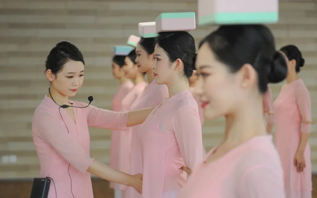 Xitoyda Zhejiang Loong Airlines aviakompaniyasi styuardessalari sentabr oyida bo‘lib o‘tadigan Osiyo o‘yinlari uchun tayyorgarlik ko‘rmoqda.