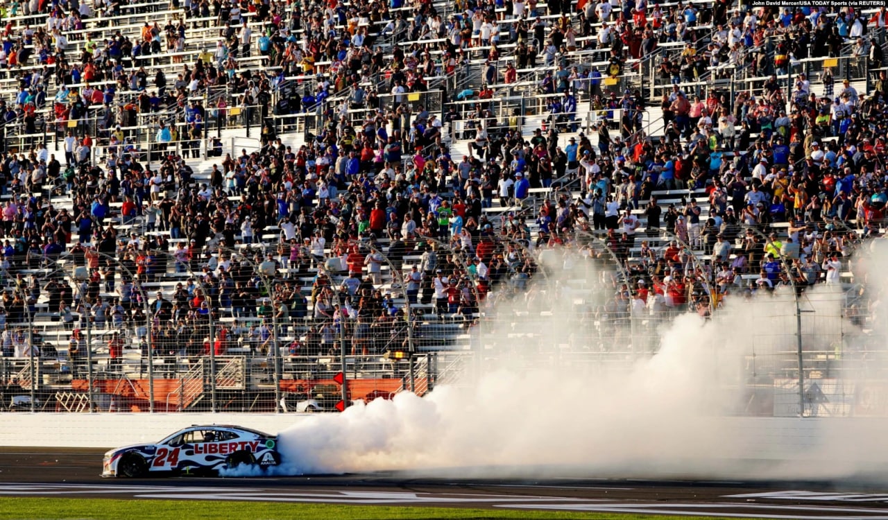 NASCAR пойгалари қатнашувчиси Уильям Байрон Жоржия штати, Хемптон шаҳридаги Атланта Motor Speedway’да QuikTrip 500 кубогини қўлга киритганини нишонлаяпти.