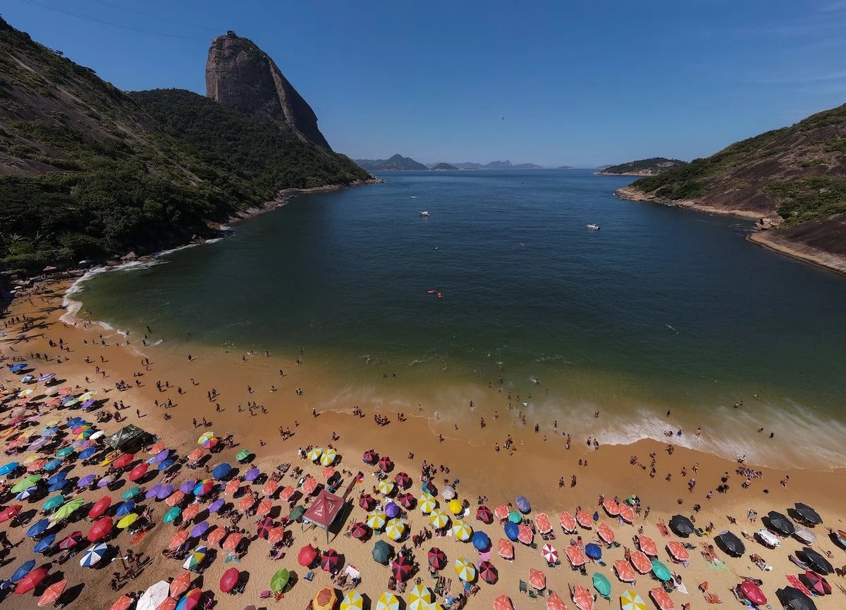 Rio-de-Janeyrodagi Urka plyaji. Shaharning ayrim joylarida 4-mart kuni harorat 40 darajaga chiqdi.