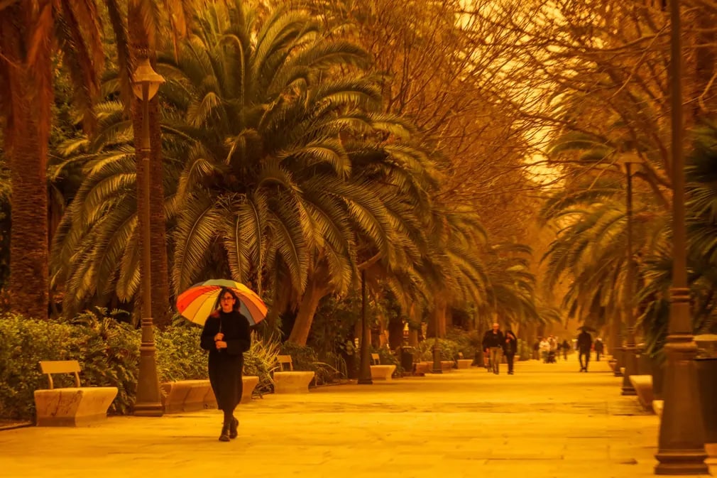 Ispaniyaning Malaga shahri osmoni chang bo‘roni sabab sariq rangga kirdi.