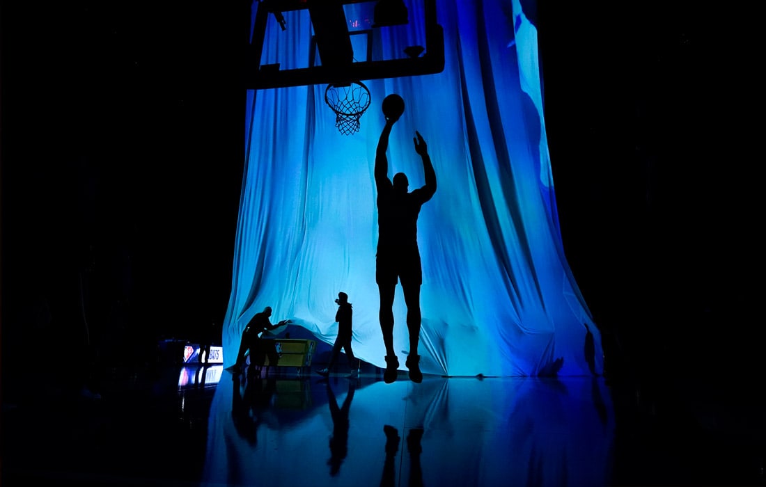 Америкалик баскетболчи Дуайт Ховард ўйин олдидан чигалёзди машғулотларида.