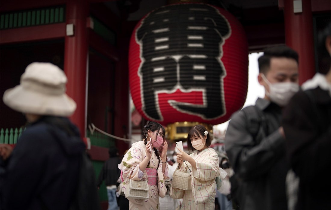 Tokio aholisi an'anaviy liboslarda.