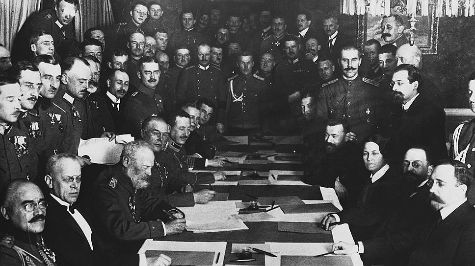 Germaniya va bolsheviklar o‘rtasida Brest tinchlik shartnomasining imzolanishi. Brest-Litovsk shahri, 1918-yil 3-mart
