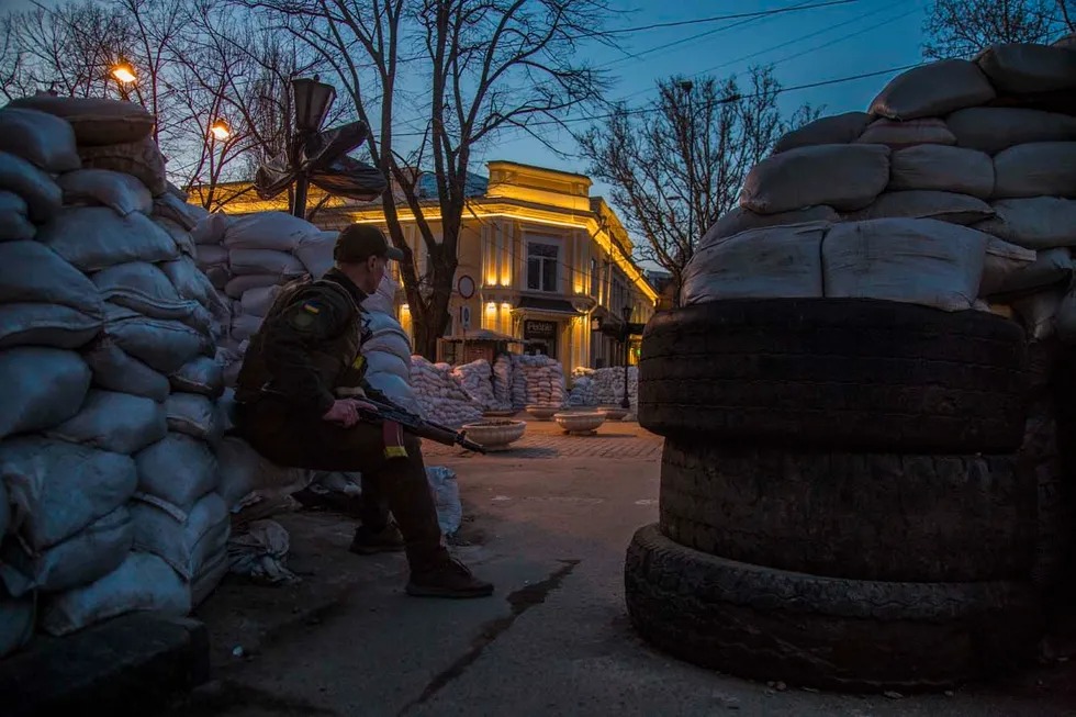 Одесса армия блокпостида турган украиналик аскар