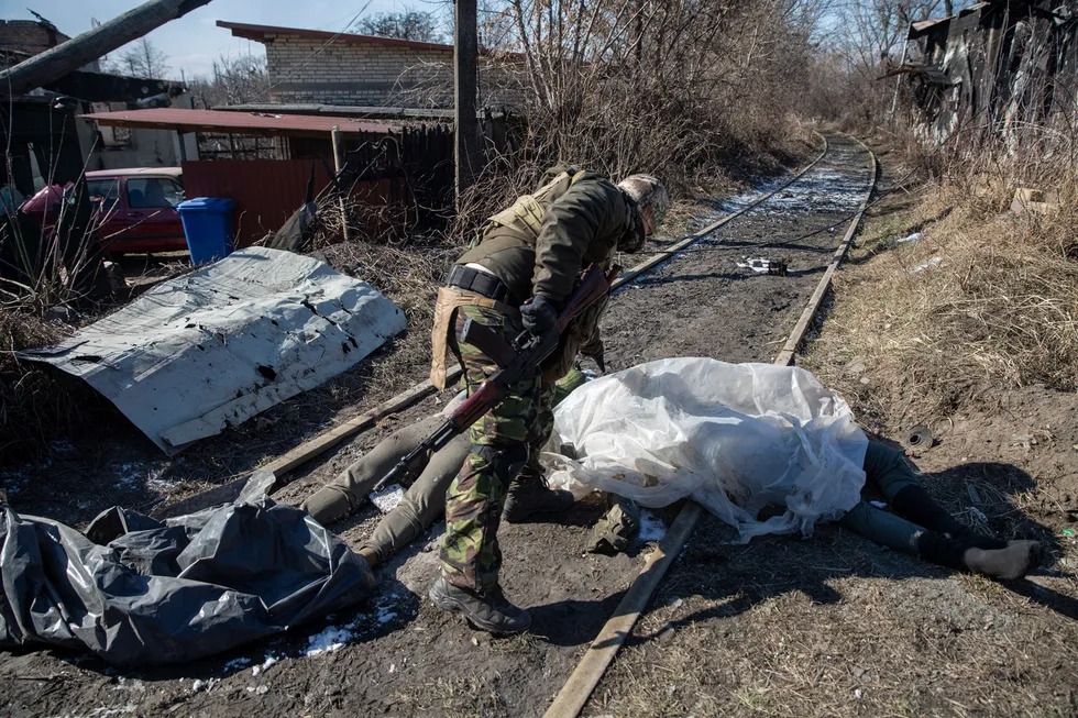 Ukrainalik harbiy va rossiyalik askarlar jasadlari. Irpen, 2022-yil 10-mart
