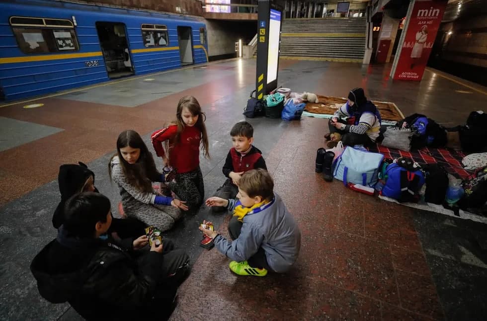 Havo trevogasi vaqtida Kiyev metrosi bekatida o‘ynayotgan bolalar