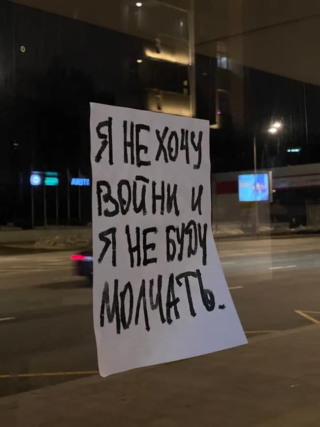 “Men urushni xohlamayman va jim qarab turmayman” deb yozilgan varaqa, Moskva