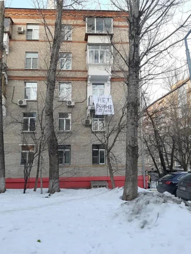 Moskvadagi ko‘p qavatli uylardan birining balkoniga osilgan “Urushga yo‘q” yozuvli plakat