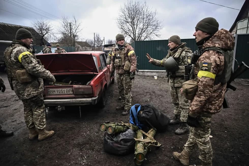 Ukraina harbiylari eski “Jiguli”da olib kelingan qurollarni ko‘zdan kechirmoqda.