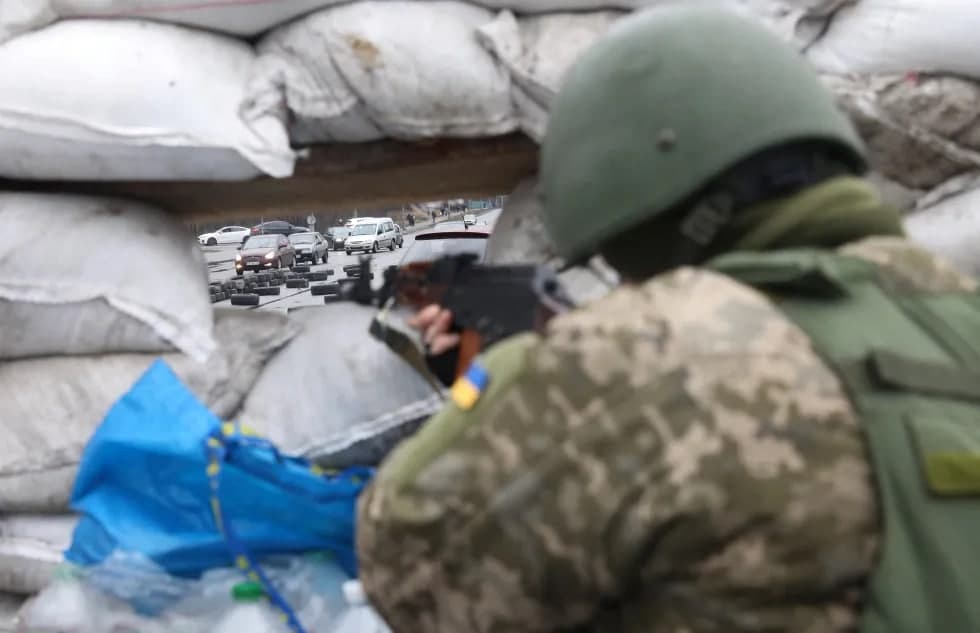 Ukraina hududiy mudofaa kuchlari askari Kiyevdagi nazorat-o‘tkazish punktida.
