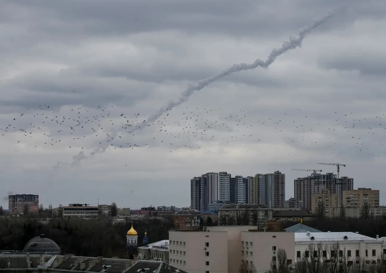 Киев осмонида ракета тутунининг изи