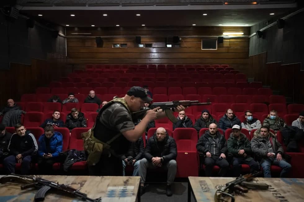Ukrainalik ko‘ngillilar Lvovdagi kinoteatr binosida qurol bilan ishlashni o‘rganmoqda