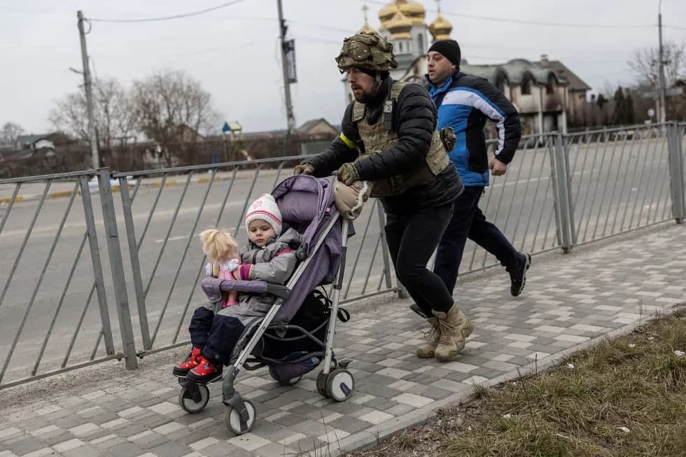 Киев вилояти аҳолисини эвакуация қилишга кўмаклашаётган украиналик ҳарбий