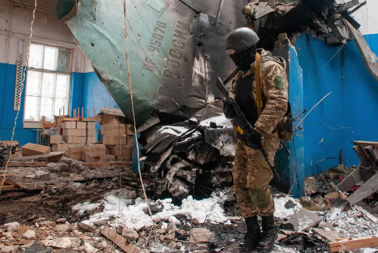 Украина аскари Россия самолётининг қолдиқларини кўздан кечирмоқда