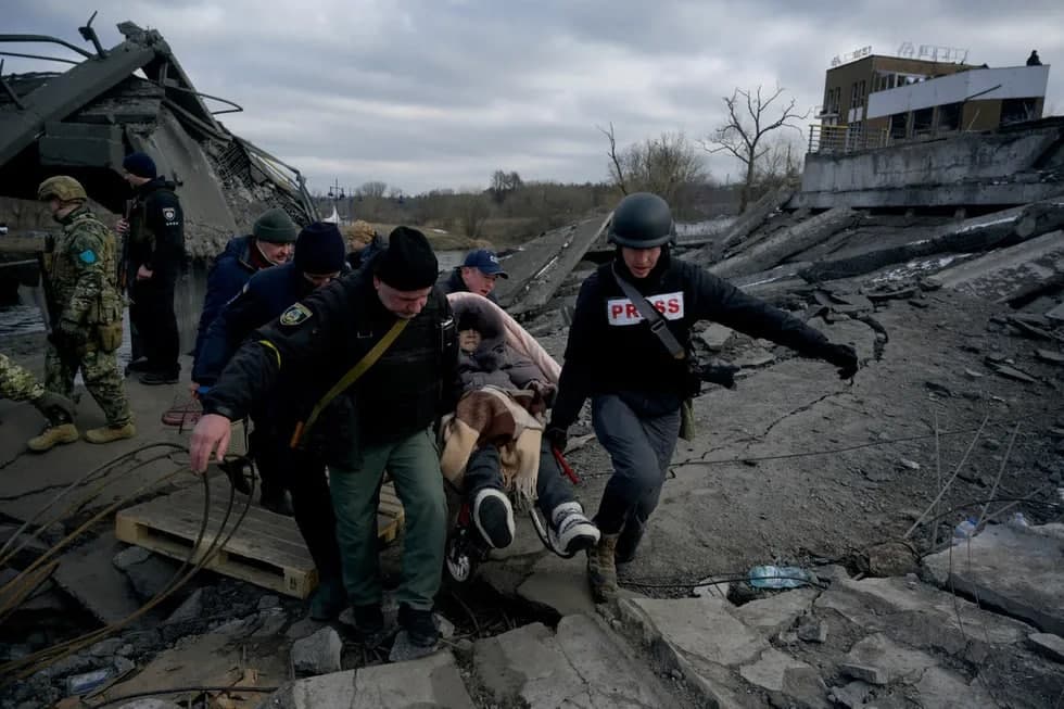 Jurnalistlar Kiyev viloyatining Irpen shahridan tinch aholini evakuatsiya qilishga yordam bermoqda