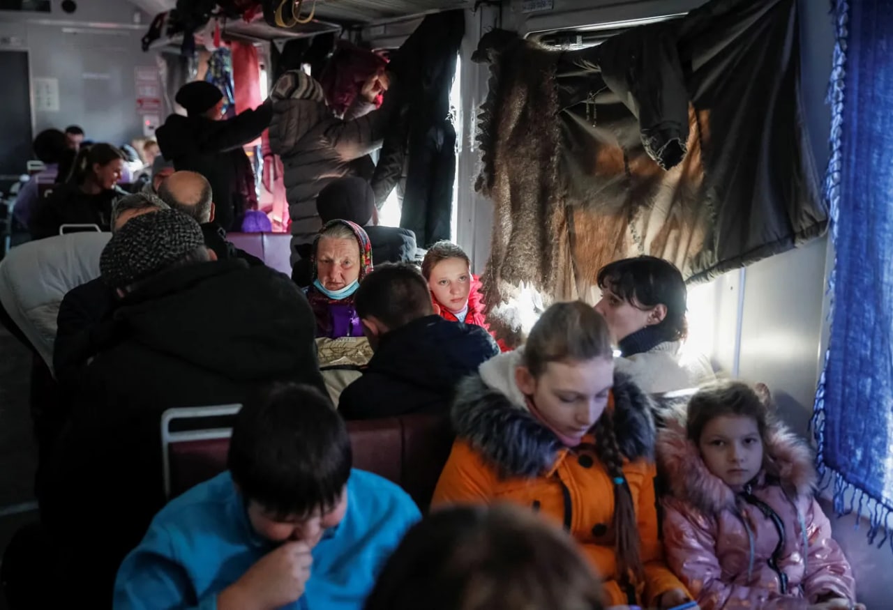 Kiyevdan Lvovga poyezd orqali evakuatsiya qilinayotgan odamlar. 11-mart, 2022-yil