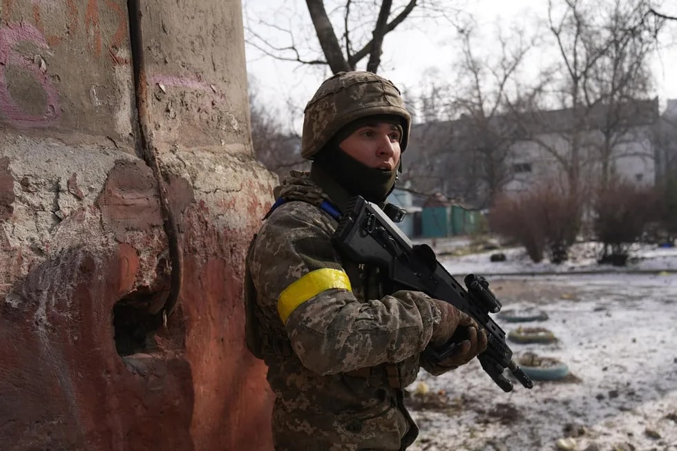 Mariupoldagi Ukraina askari. Bir haftadan ortiq qamalda qolayotgan shahar elektr, gaz va suvdan uzilgan. 12-mart, 2022-yil