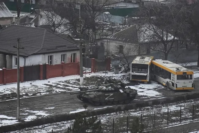 Mariupol chetidagi rus tanki. 12-mart, 2022-yil