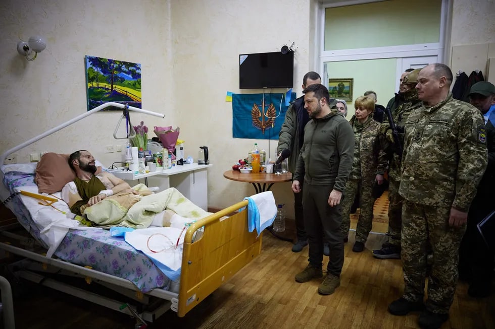 Vladimir Zelenskiy Kiyevdagi harbiy gospitalda yotgan yaradorlarni borib ko‘rdi