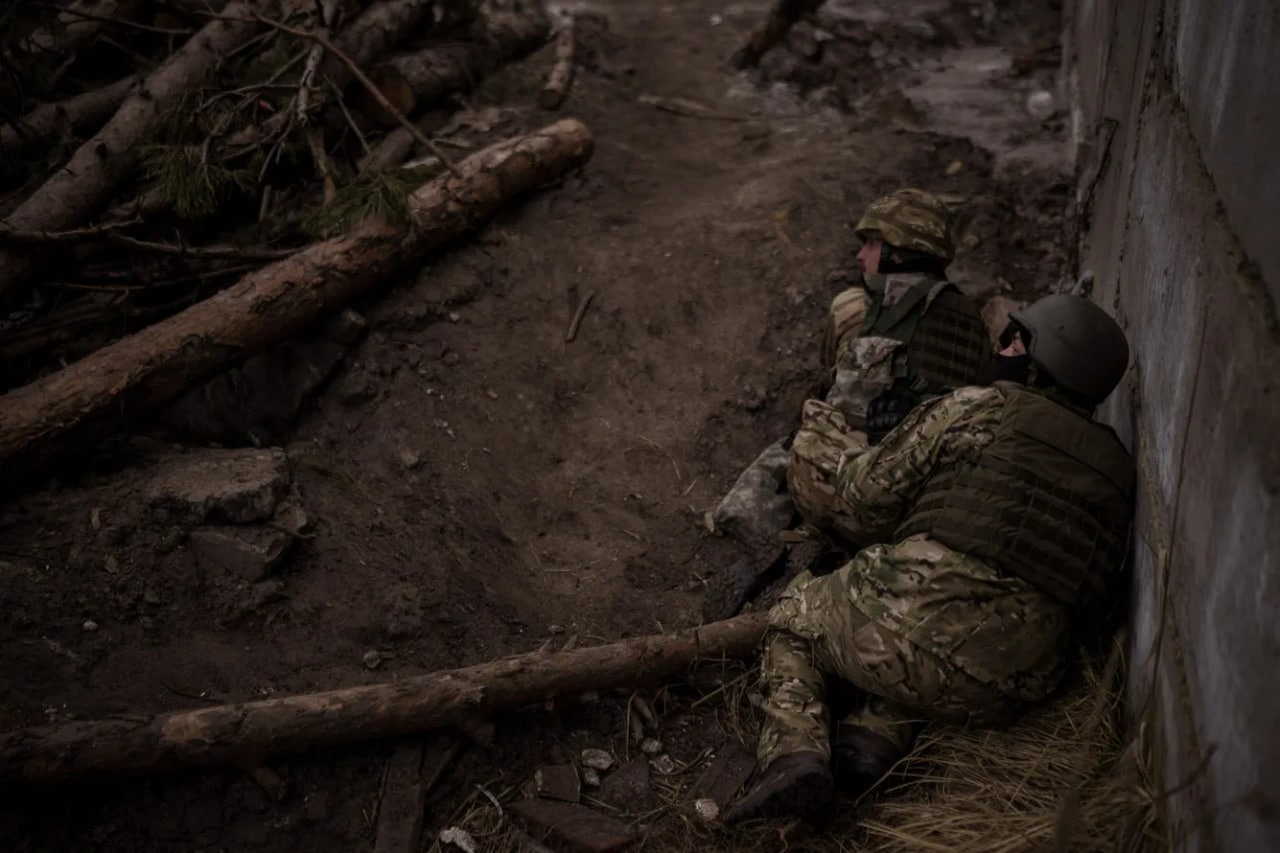 Украина аскарлари артиллерия ўқларидан яширинмоқда. Ирпен