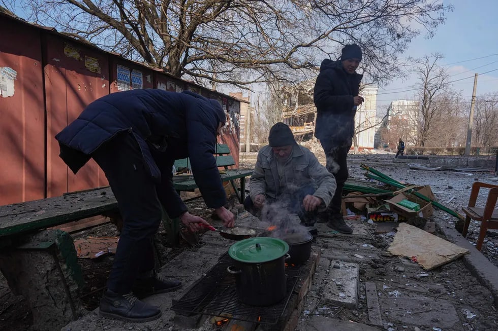 Mariupol aholisi ko‘chada ovqat pishirmoqda. Shahar hamon rus qo‘shinlarining qamalida