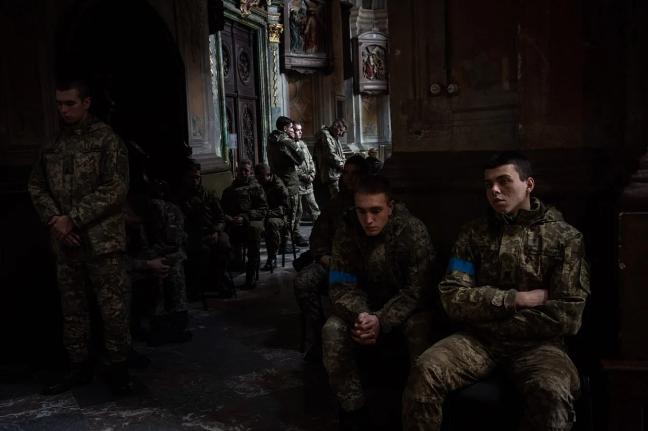 Lvovdagi cherkovda ukrainalik askarlarning dafn marosimini o‘tkazayotgan kursantlar.