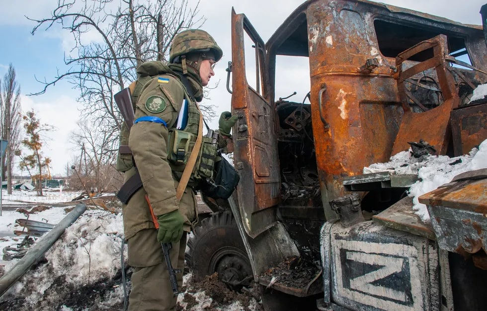 Xarkovda Ukraina Milliy gvardiyasi askari rus texnikasini ko‘zdan kechirmoqda.