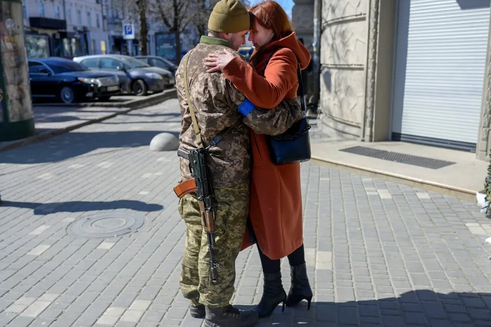 40 yoshli ukrainalik askar Igor Odessa markazida rafiqasi bilan