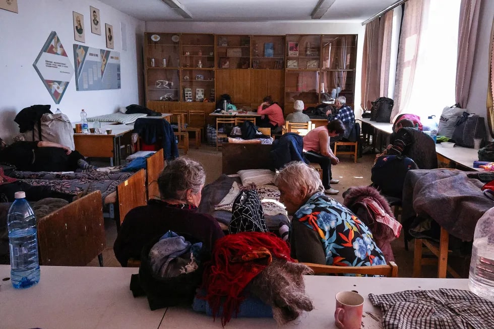 Vaqtinchalik yashash markaziga evakuatsiya qilingan Mariupol aholisi