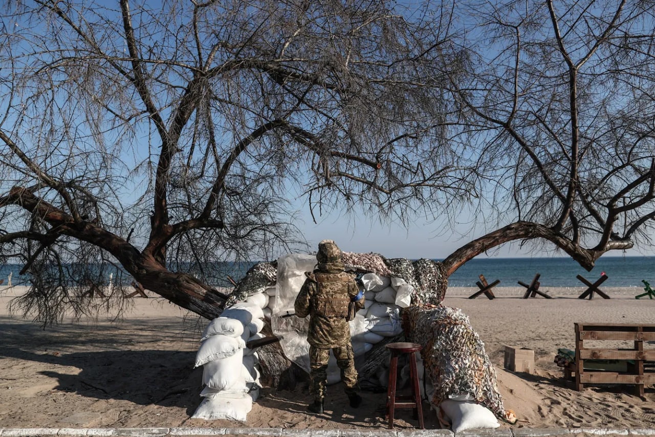 Odessaning Luzanovka tumanidagi plyajda barrikadalarni qo‘riqlayotgan ukrainalik askar