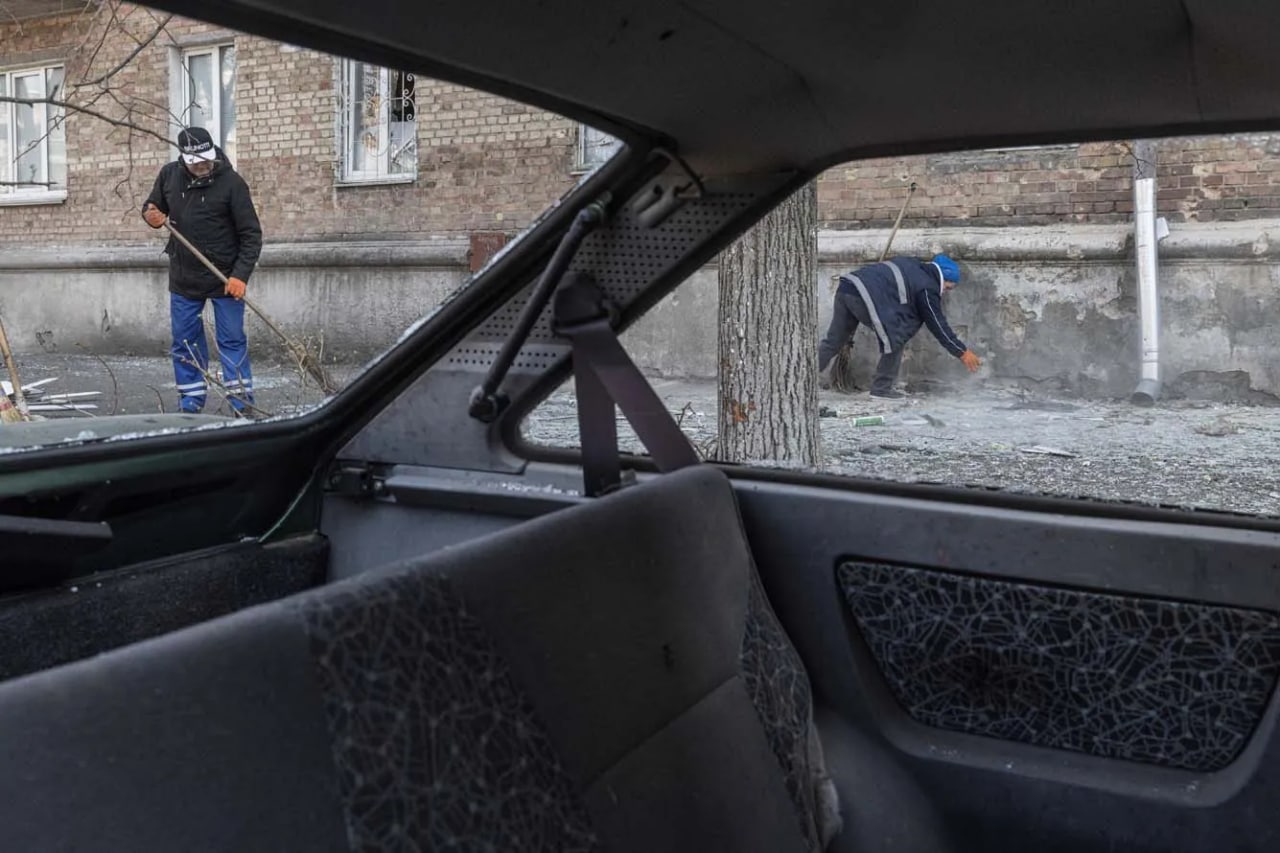 Rus askarlari tomonidan o‘qqa tutilgan hududda ko‘chani tozalayotgan Kiyev aholisi