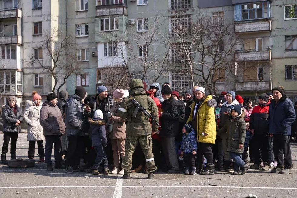 Mariupol aholisi rossiyalik harbiylar nazorati ostida gumanitar yordam olmoqda