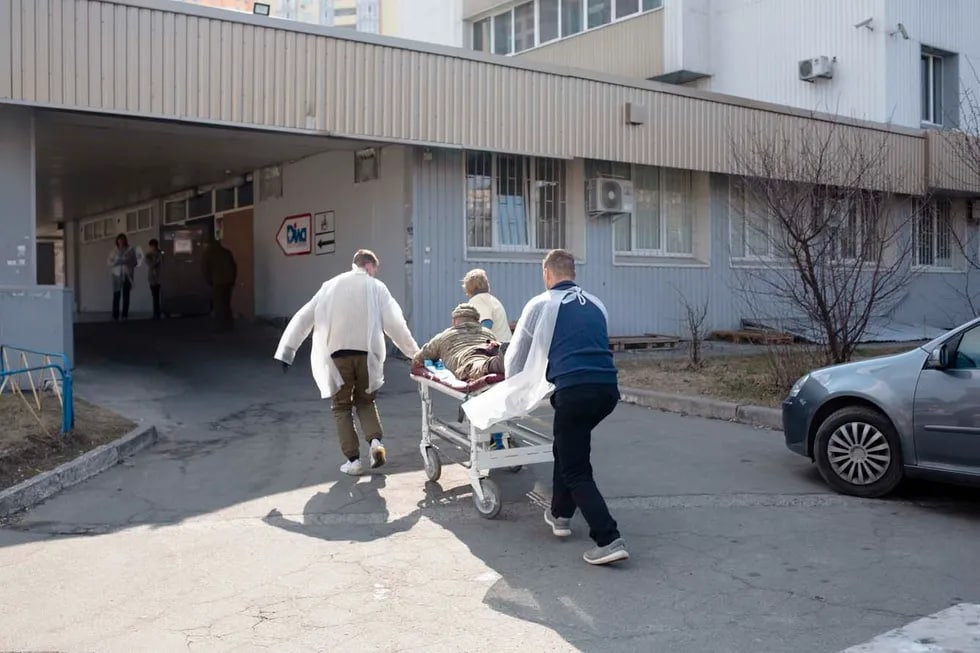 Ярадор украиналик аскар госпиталга олиб кирилмоқда, Киев