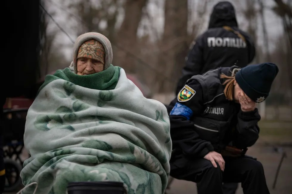 Irpinlik qochqinlar bilan ishlaydigan ukrainalik politsiyachining emotsiyasi.