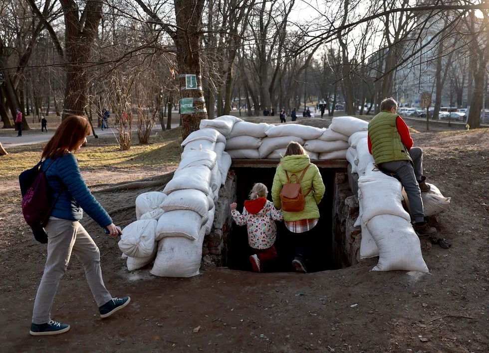 Lvov aholisi havo trevogasining sirenasi chalinayotgan paytda bomba boshpanasiga tushib ketmoqda