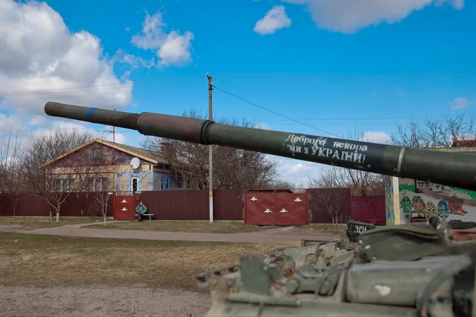 Yaqinda rus qo‘shinlaridan ozod qilingan Lukyanovka qishlog‘ida yashovchi fuqaro Ukraina tanki qarshisidagi skameykada o‘tiribdi. Kiyev viloyati