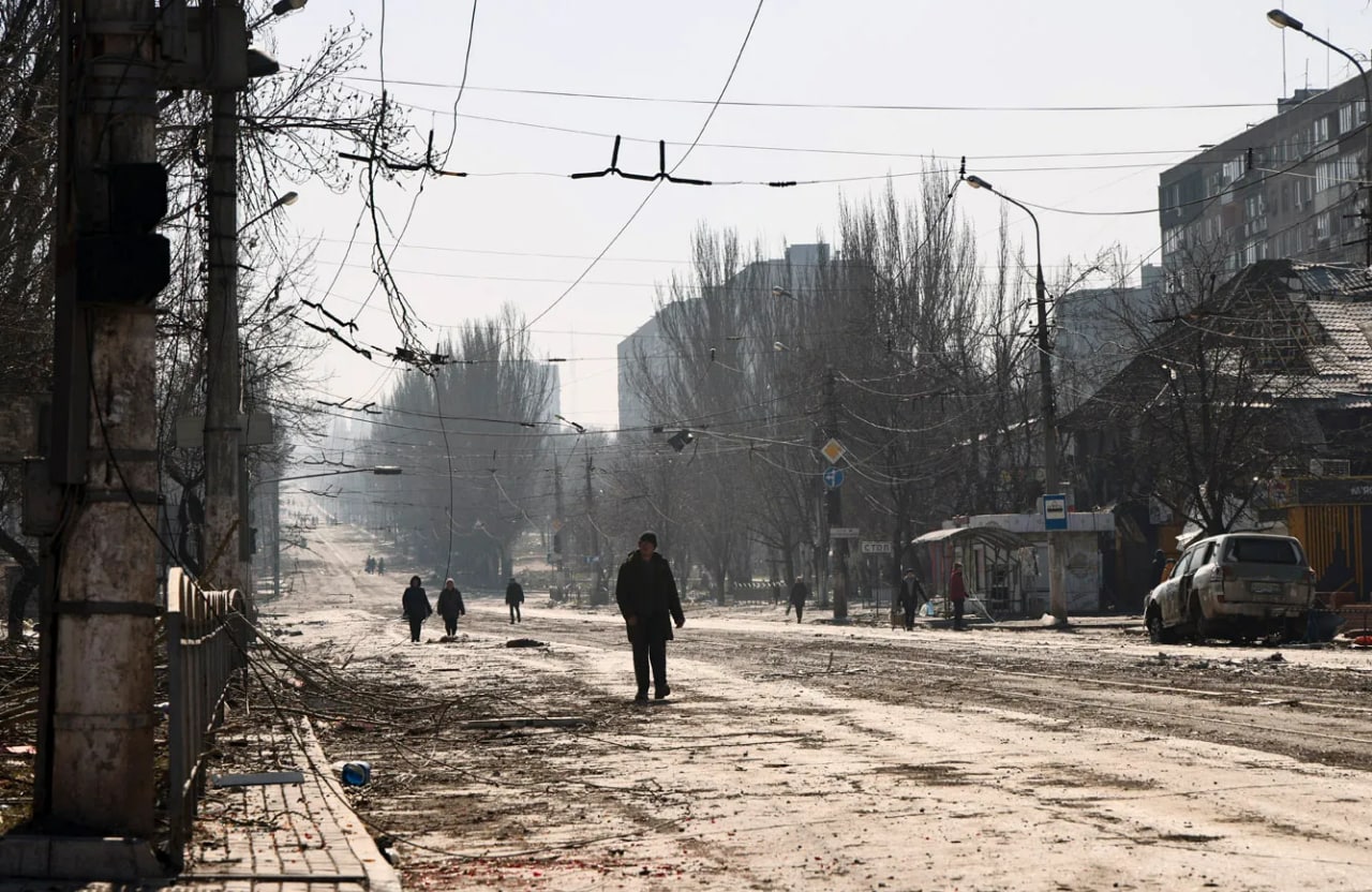 Mariupol ko‘chalaridan birida yurgan mahalliy aholi. 2022-yil 28-mart