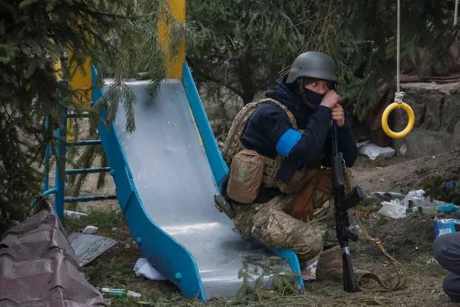 Frontda avtomatiga suyanib tin olayotgan ukrainalik harbiy. Kiyev viloyati.
