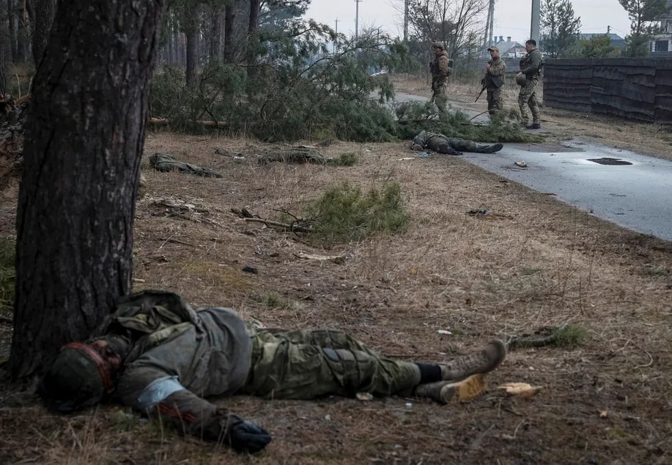 Ukraina harbiylari Kiyev yaqinidagi frontda rossiyalik askarlarning jasadlari yonida