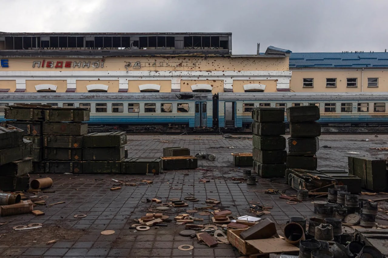Trostyanets shahrida Rossiya qo‘shinlari yashiringan temiryo‘l stansiyasi. Shahar Ukraina armiyasi tomonidan qaytarib olingan.