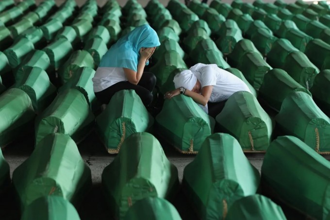 1995-yilgi Srebrenitsa qirg‘ini qurbonlarining 613 tobuti. Umumiy hisobda sakkiz mingga yaqin odam uning qurboni bo‘lgan, lekin bu 613 jasad faqat 2011-yilda aniqlangan 