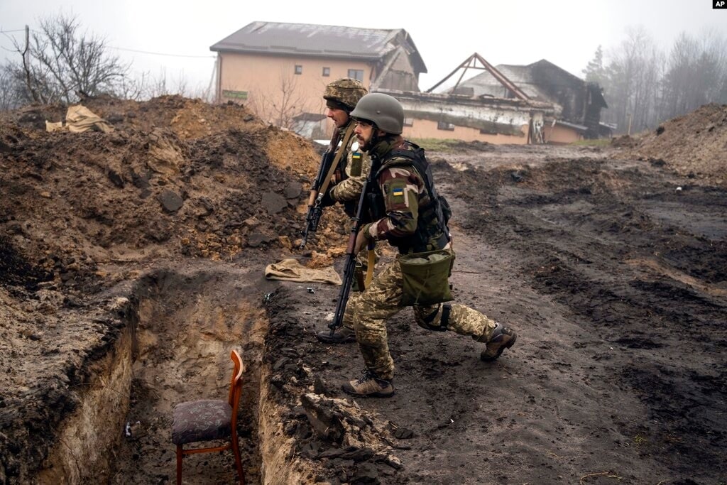 Kiyev chekkasidagi qishloqlarni bosib olish vaqtida rus askarlari tomonidan foydalanilgan xandaqlarni ko‘zdan kechirayotgan Ukraina askarlari.