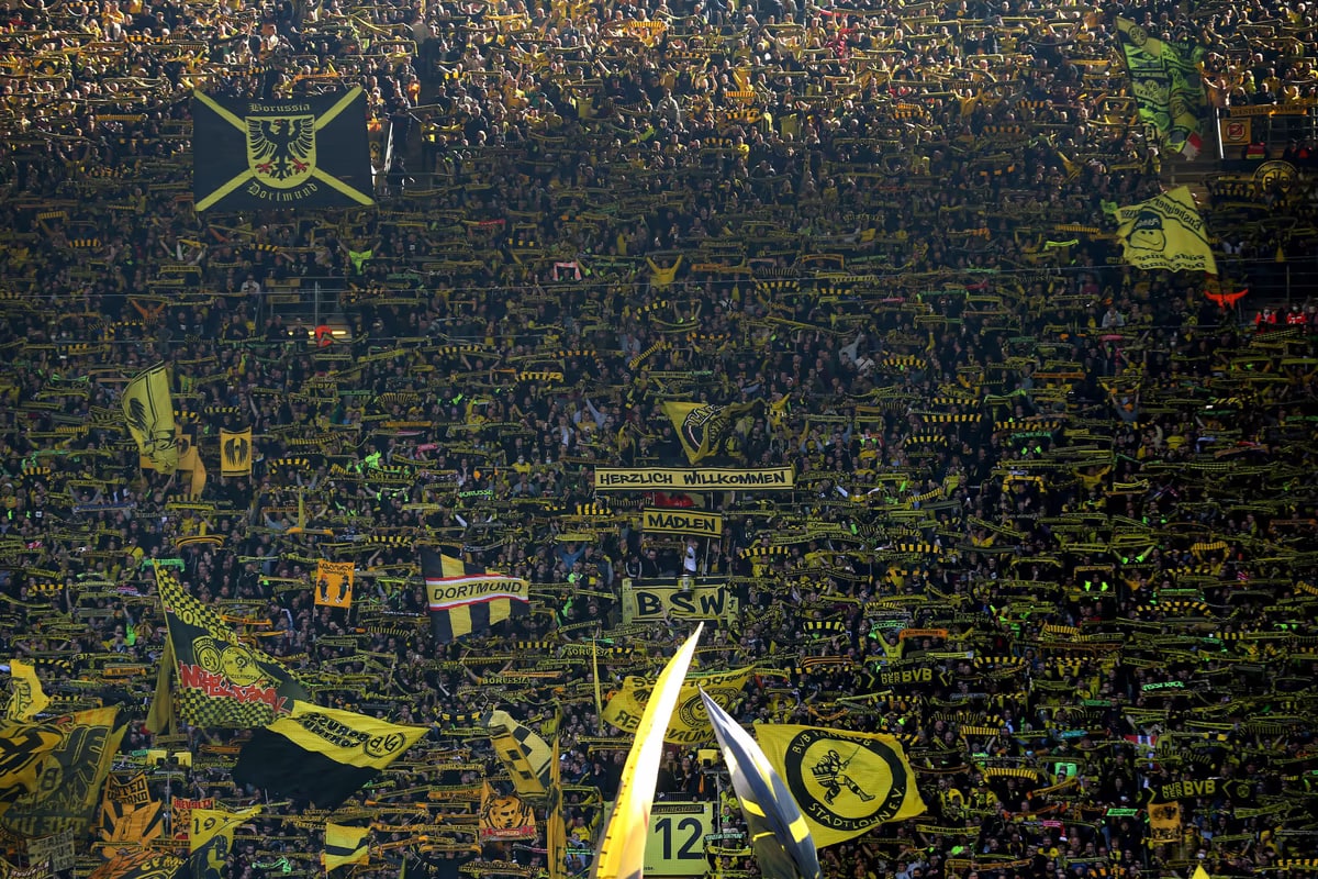 Germaniyaning Dortmund shahridagi Signal Iduna Park stadionida “Volfsburg”ga qarshi o‘yin oldidan “Borussiya Dortmund” muxlislarining tribunadagi ko‘rinishi.