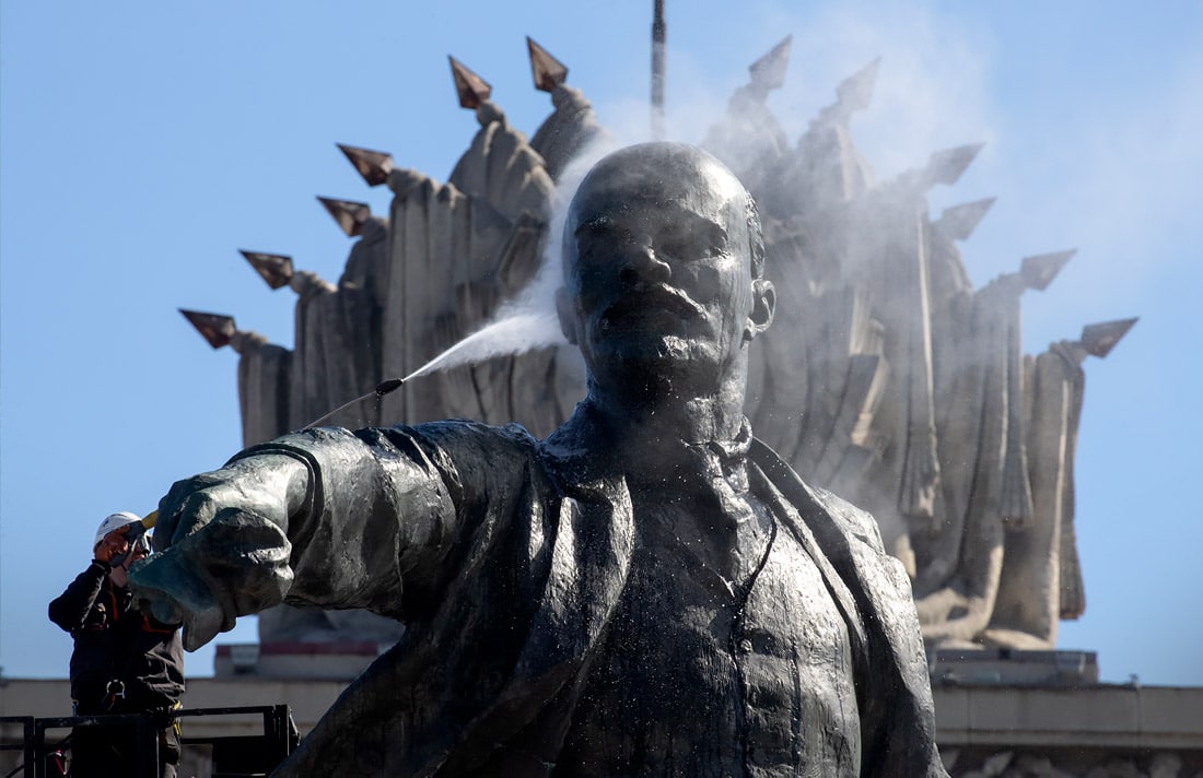 Sankt-Peterburgda Vladimir Lenin haykali yuvilmoqda.