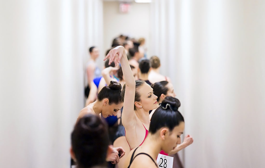 Nyu-Yorkdagi Radio City Rockettes spektakli uchun raqs tanlovida qatnashayotganlar.