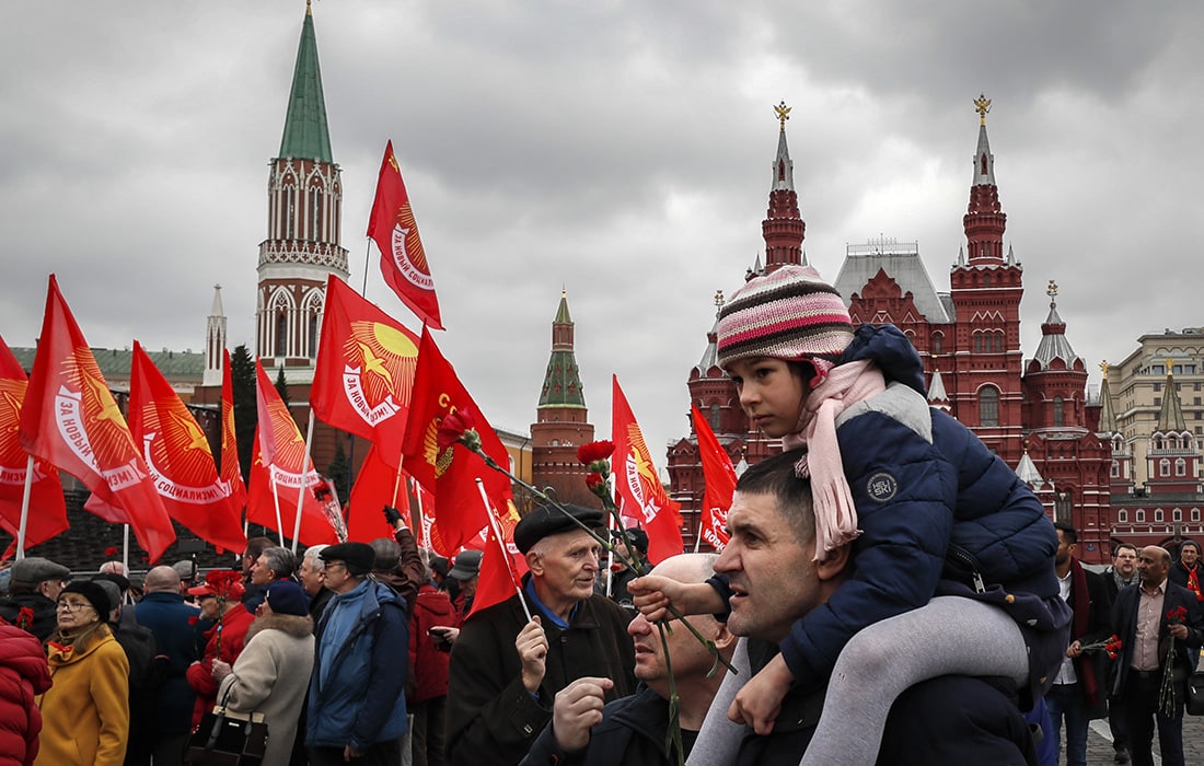 Moskvada kommunistlar Lenin tavallud kunini nishonlamoqda.
